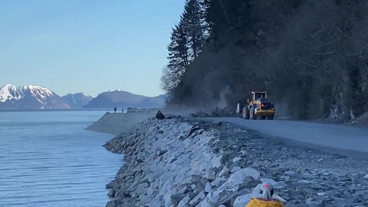 La frana è spaventosa: si salvano per miracolo