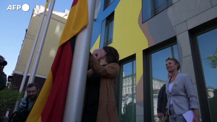 Kiev, ministra Esteri Baerbock issa la bandiera all'ambasciata tedesca