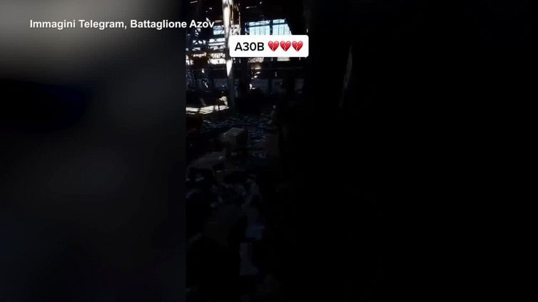 Ucraina, i soldati dentro l'Azovstal cantano: fuori si sentono le esplosioni