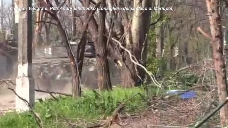 Ucraina, nuovi attacchi con carri armati ad Azovstal