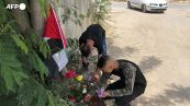 Palestinesi portano fiori nel luogo in cui e' stata uccisa la giornalista di Al Jazeera