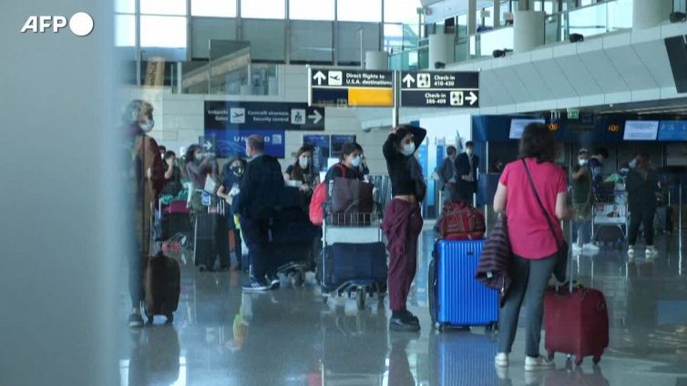 Addio mascherine in aereo, stop dal 16 su voli Ue