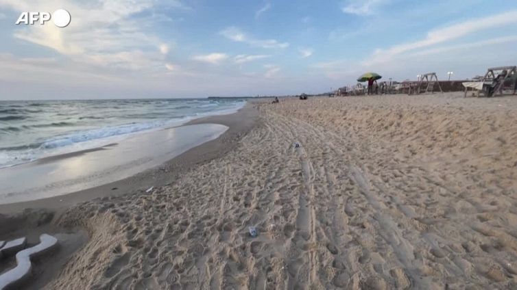 Sulla spiaggia di Gaza compare il nome della giornalista uccisa a Jenin