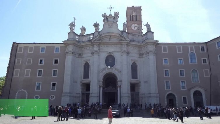 I funerali di Richard Benson a Roma. La moglie: "Lo amero' per sempre"