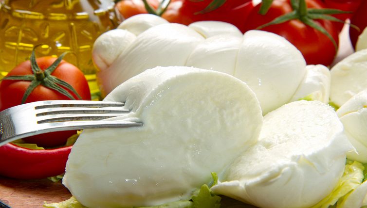 Mozzarella, non mangiarla con il prosciutto o il pomodoro