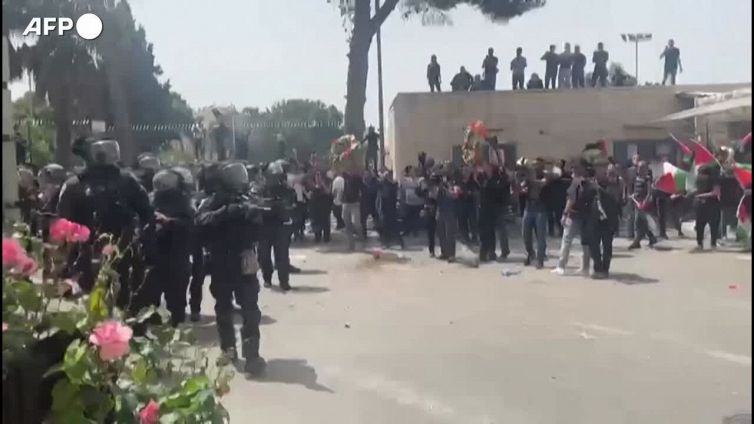 Gerusalemme, tensione e incidenti ai funerali della giornalista uccisa