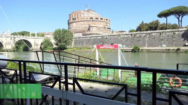 Roma, bellezze sprecate: viaggio sul Tevere fra degrado e immondizia