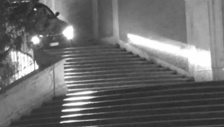 Roma, danneggiata la scalinata di Trinità dei Monti, denunciato un uomo