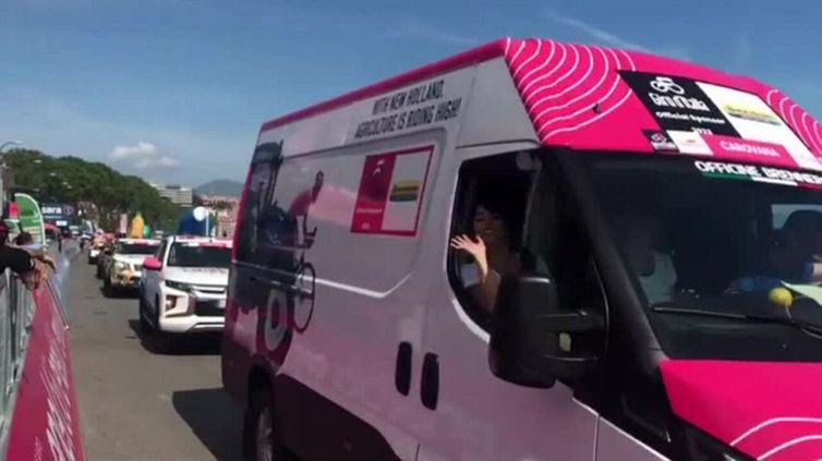 Giro-E 2022, le bici elettriche tagliano il traguardo della tappa a Napoli