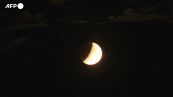 La Superluna rossa vista dal nord della Francia