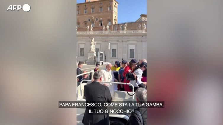Papa Francesco ironizza sul suo ginocchio: "Mi servirebbe un po' di tequila"