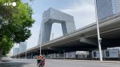 Cina, la rigida politica anti-Covid abbatte consumi e produzione