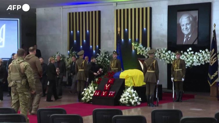 Ucraina, Zelensky e consorte alla camera ardente di Kravchuk
