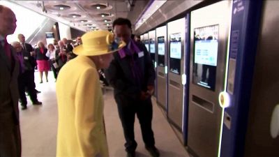 La Regina Elisabetta all'inaugurazione della nuova linea metropolitana