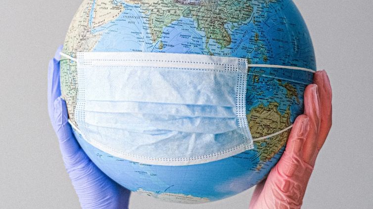 La pandemia non è finita: le 3 ipotesi degli esperti fino al 2027