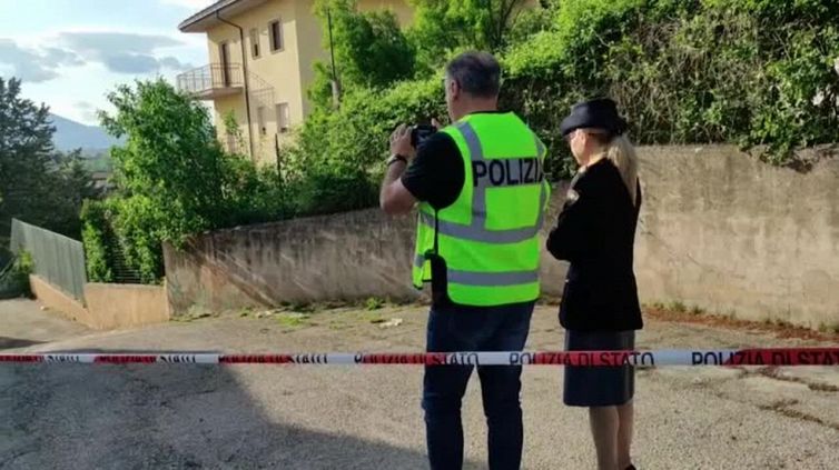 Auto finisce nel giardino di un asilo all'Aquila, un bimbo morto e 5 feriti