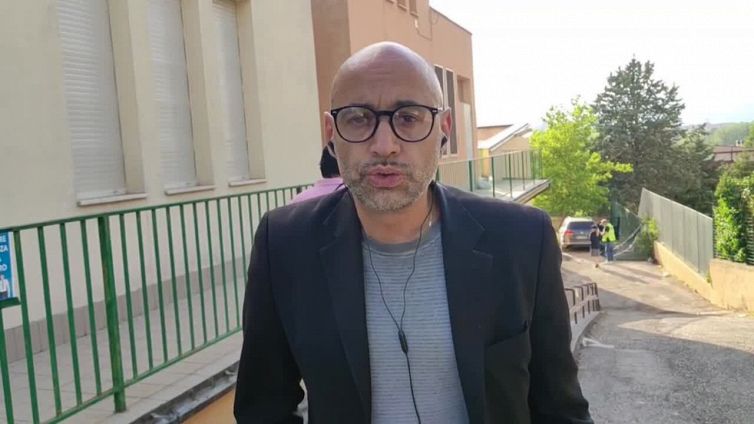 Auto finisce nel giardino di un asilo all'Aquila, un bimbo morto e 5 feriti