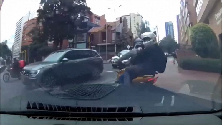 Lo derubano in auto: la reazione è implacabile