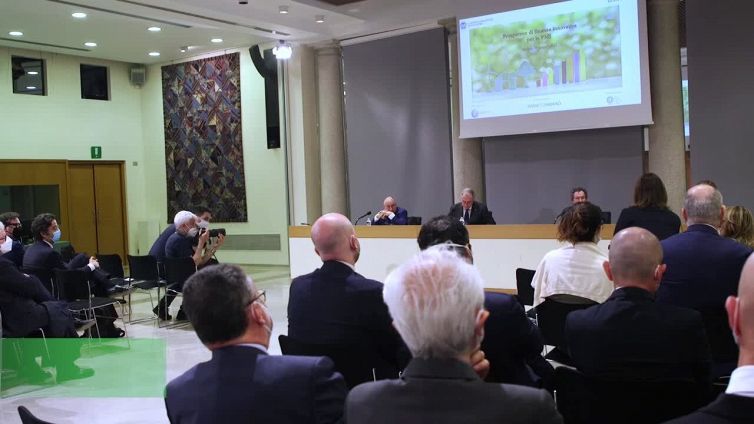 Gros-Pietro (Intesa): "Finanza puo' aiutare imprese a svilupparsi verso la sostenibilita'"