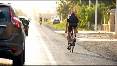 Quale distanza devono mantenere le auto dai ciclisti
