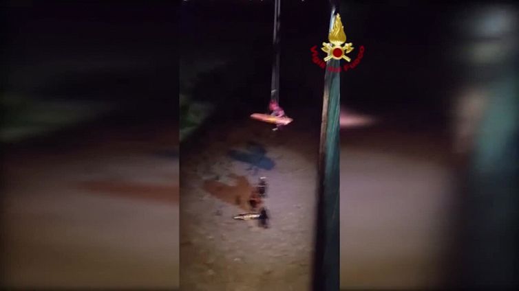 Firenze, donna finisce nell'Arno: il salvataggio dei vigili del fuoco