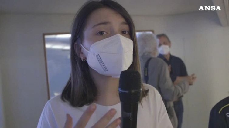 L'avversaria in lacrime, fanno invasione di campo e corrono ad abbracciarla