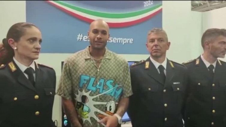 Marcell Jacobs visita lo stand della polizia al Salone del Libro di Torino