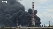 Ucraina, colonna di fumo nero nella raffineria di Lysychansk