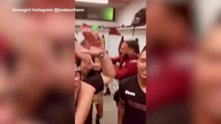 Salernitana salva, Rocco Hunt festeggia con la squadra negli spogliatoi