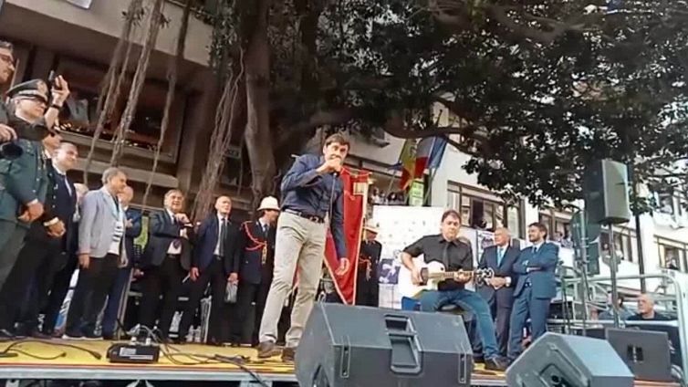 Falcone, Morandi canta "Un mondo d'amore" davanti all'albero