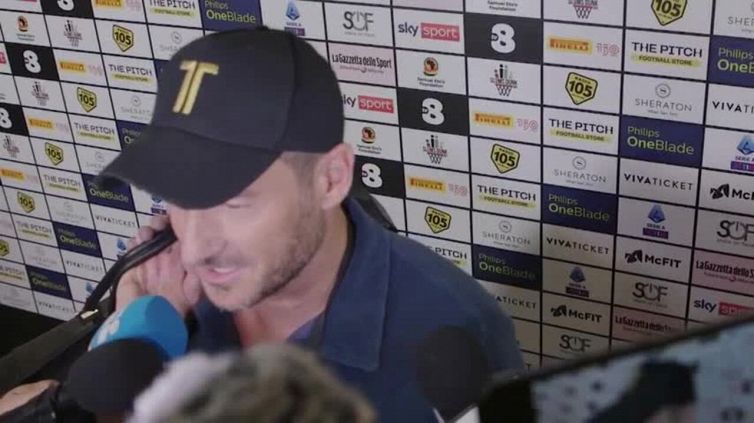 Calcio, Totti: "Maglia numero 10 della Roma a Dybala? Io gliela darei"