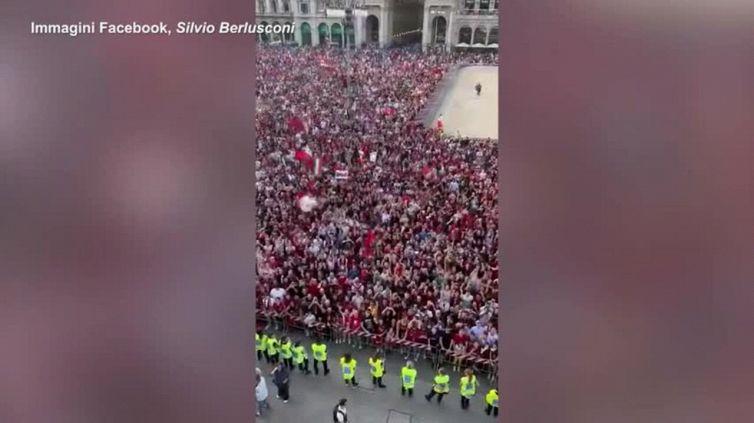 Milan, festa scudetto in piazza Duomo: Berlusconi acclamato dai tifosi rossoneri