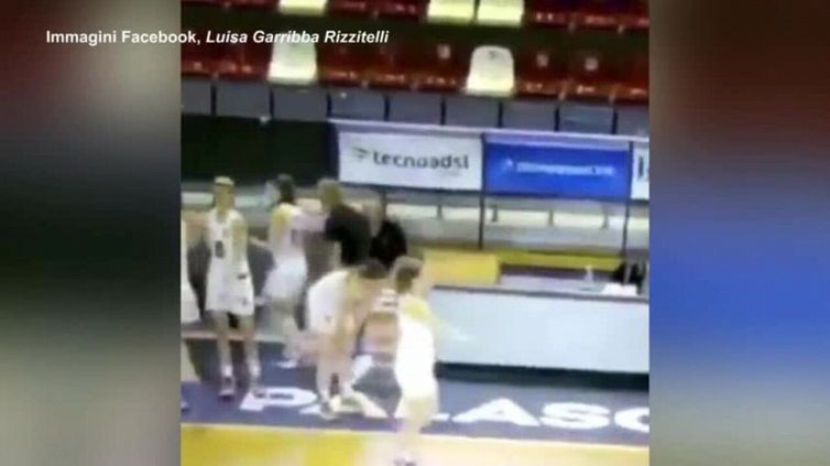 Basket, l'allenatore dà uno schiaffo a una giocatrice 17enne per un tiro sbagliato
