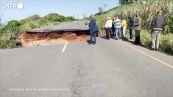 Inondazioni in Sudafrica, crollano tratti di strada e case danneggiate
