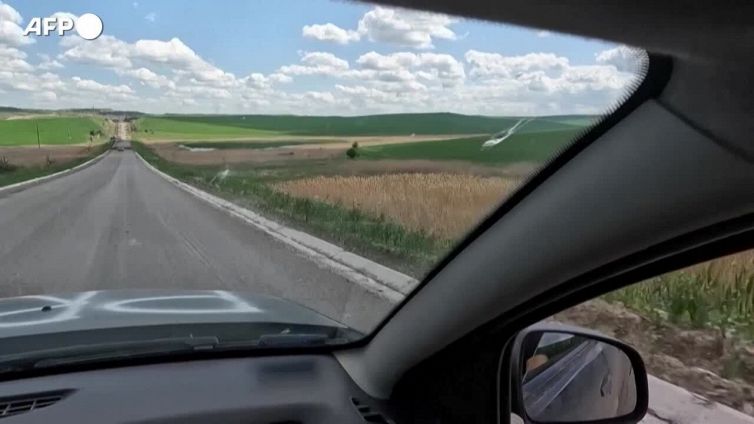 Un soldato ucraino si ripara dai bombardamenti russi rifugiandosi in una trincea