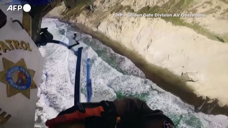 California, uomo bloccato su una scogliera: salvato con l'elicottero
