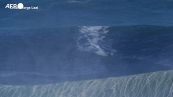 Surf: cavalca un'onda di 26 metri, record mondiale per il tedesco Steudtner