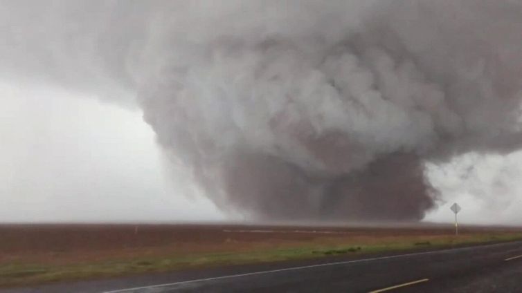Il tornado è impressionante: le immagini da paura