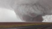 Il tornado è enorme: le impressionanti immagini