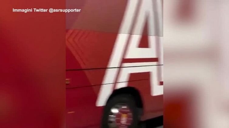 Tirana, i tifosi del Feyenoord orinano sul pullman della Roma
