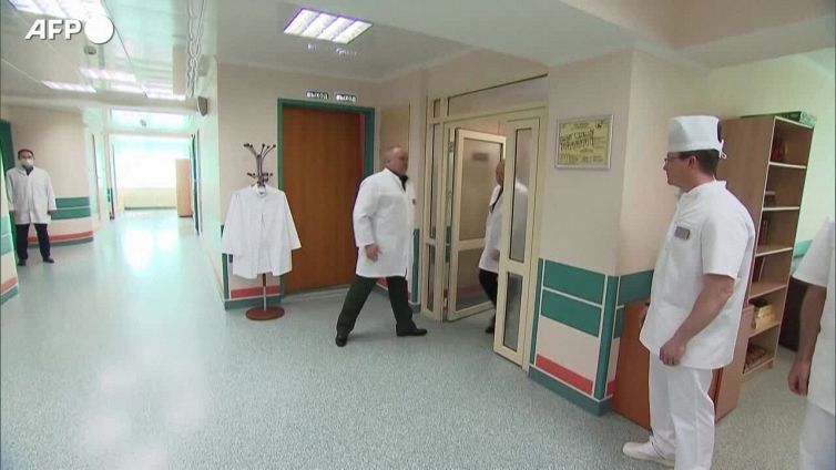 Mosca, Putin visita in ospedale i soldati russi feriti: "Sono tutti eroi"