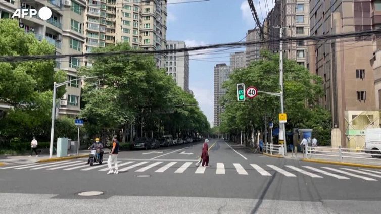 Covid, semi-liberta' a Shanghai: residenti escono dopo il lockdown
