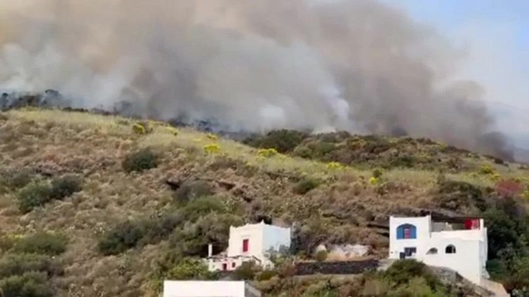 Incendio a Stromboli mentre si gira la fiction con Ambra Angiolini
