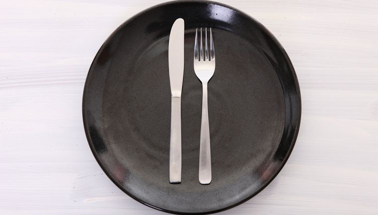Se metti le posate così nel piatto potresti non mangiare più
