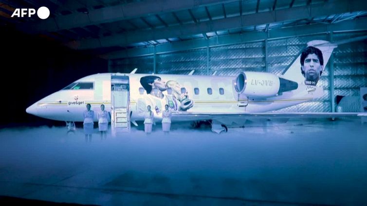 Argentina, presentato l'aereo "Tango D10S" dedicato a Maradona