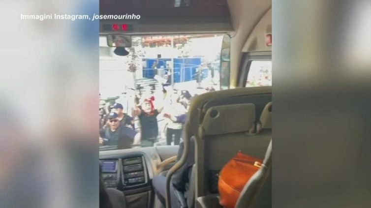 I giocatori giallorossi festeggiano in autobus dopo la vittoria della Conference League