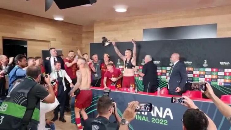Roma, Mancini e compagni interrompono la conferenza stampa di Mou: "Campeones!!"