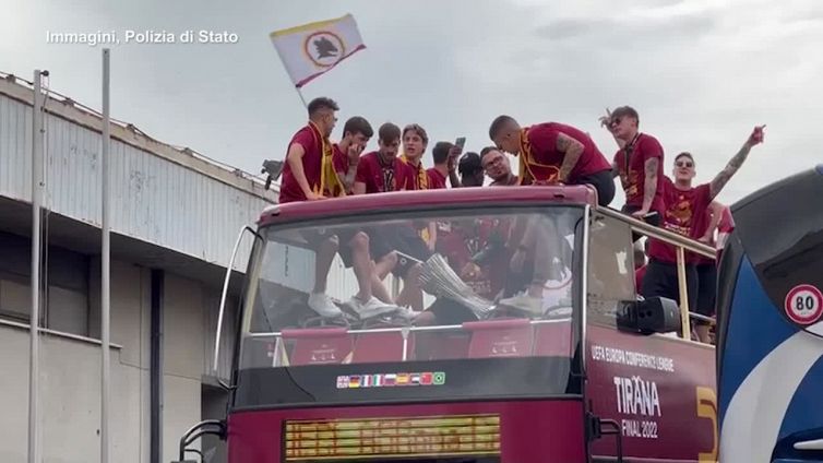 Conference, il pullman scoperto dei giocatori della Roma parte per il giro della citta'