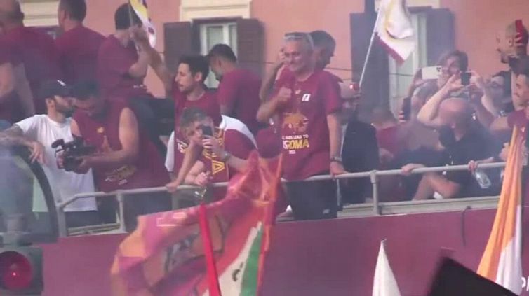 Conference League, la sfilata della squadra di Mourinho tra le vie del centro di Roma