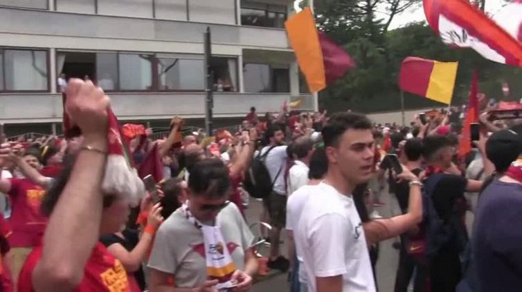Conference League, l'arrivo dei giallorossi al Colosseo con la coppa sempre in mostra